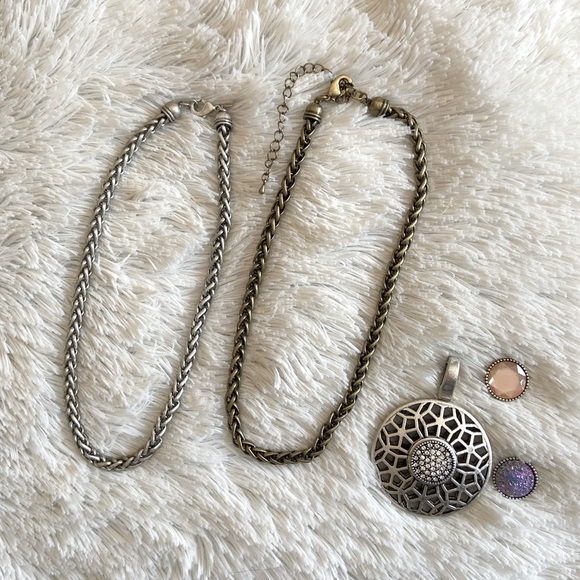 Premier Designs Second Act Pendant on Short Notice Chains - Picture 6 of 6